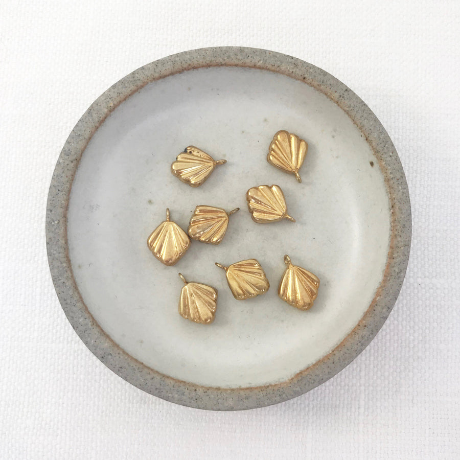 Gold plate  Shell Pendant (GOP_021)