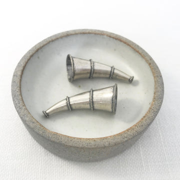 Silver Pair Curved cone Bead Cap (INS_047)
