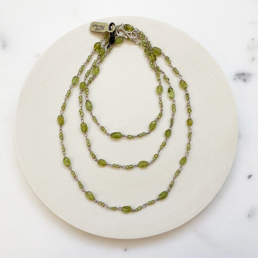 Peridot and Silver Wire Necklace (VIN_029j)